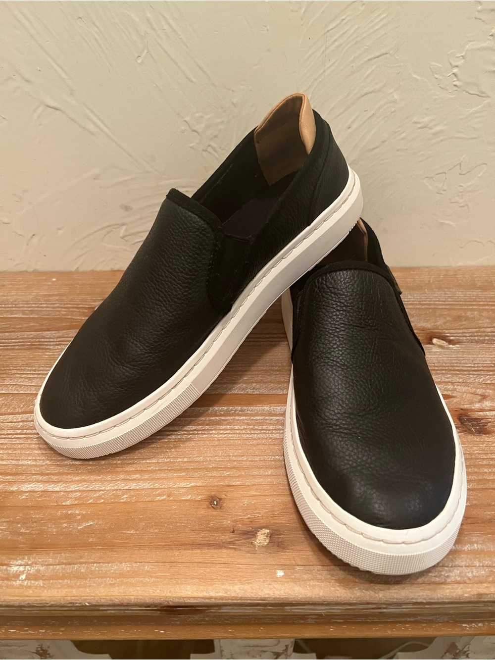 UGG Alameda Women’s Black Leather Slip-On Sneakers with White Sole Size 8 - Picture 3 of 8